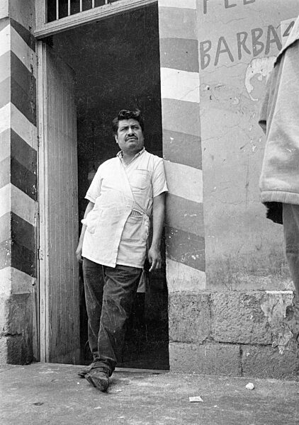 Friseur vor seinem Laden in Mexico City, 1970