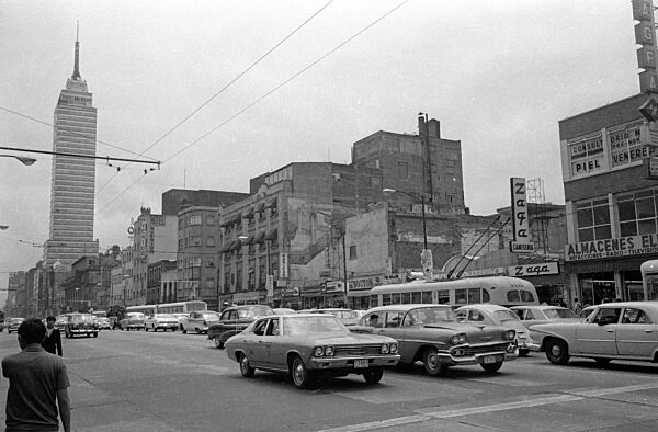 Blick auf die Torre Latinoamericana in Mexico City, 1970