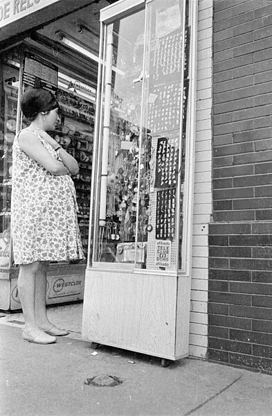 Frau vor einem Schaufenster in Mexico City, 1970