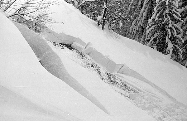 Verschüttetes Haus nach einer der Lawinen bei Blons, 1954