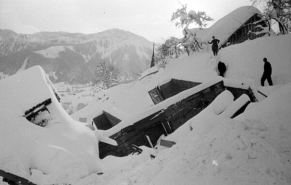 Verschüttete Häuser nach Lawinenabgängen in Blons, 1954
