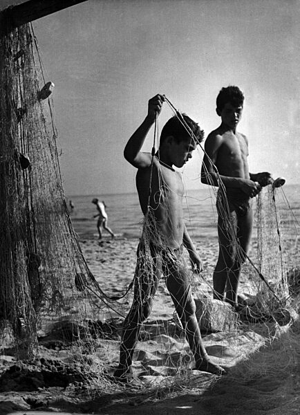 Jungen mit Fischernetzen in Italien