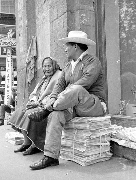 Zeitungsverkäufer auf einem Gehweg in Mexico City, 1970