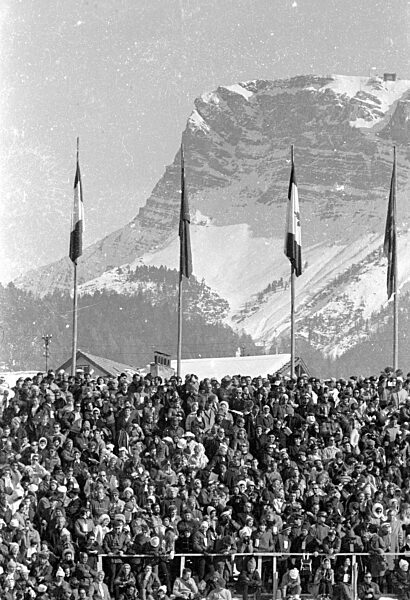 Blick auf eine vollbesetzte Zuschauertribüne, 1970
