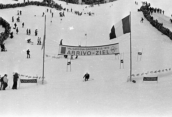 Zieleinfahrt nach einem Abfahrtslauf, 1970