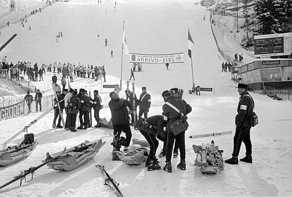 Retter des Roten Kreuzes mit ihrer Ausrüstung, 1970