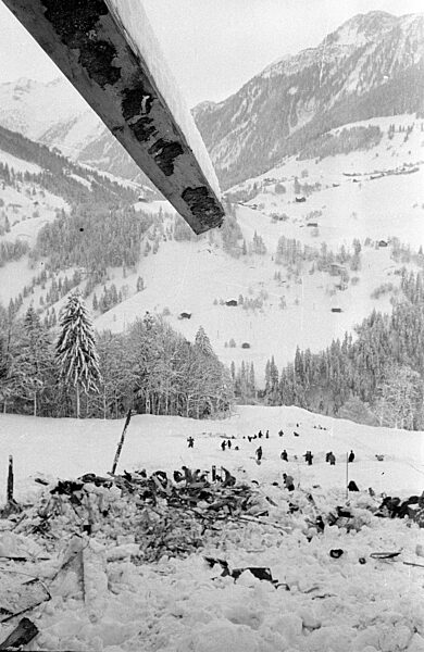 Blick auf ein völlig zerstörtes Gebäude bei Blons, 1954