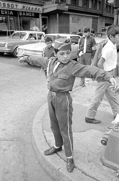 Kinder als Hilfspolizisten regeln den Verkehr in Mexico City, 1970