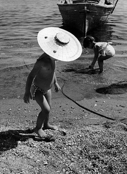 Kinder an einem Strand auf der Insel Ponza