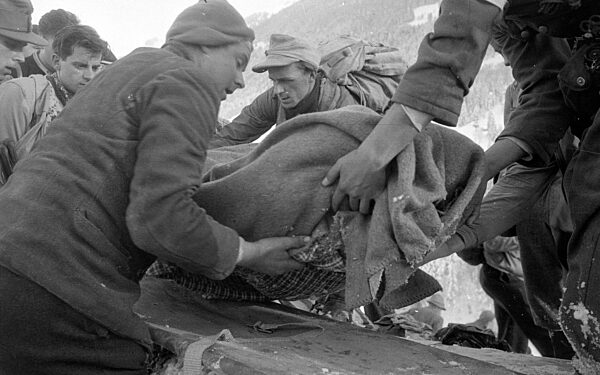 Rettungstrupp bei der Bergung eines Verschütteten bei Blons, 1954