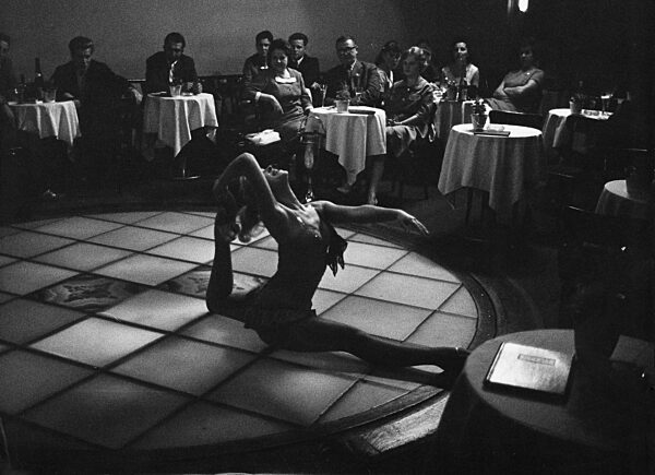 Tänzerin in einer Bar in Leipzig, 1959