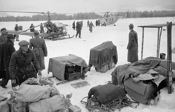 Rettungshubschrauber im Einsatz nach Lawinenkatastrophe in Vorarlberg, 1954