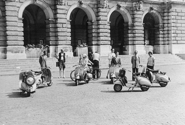 Vespafahrer auf einem Platz in Augsburg