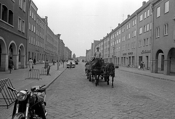 Straßenszene in Neubrandenburg, 1963