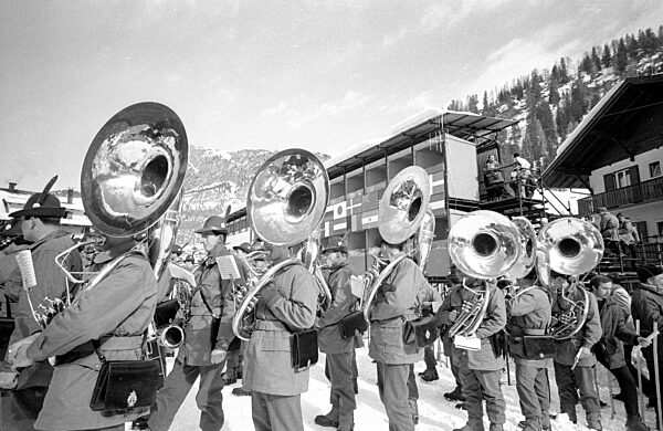 Musikkapelle im Zielbereich einer Piste, 1970
