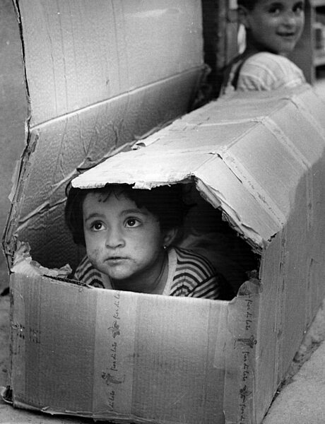 Junge in Karton in Rom