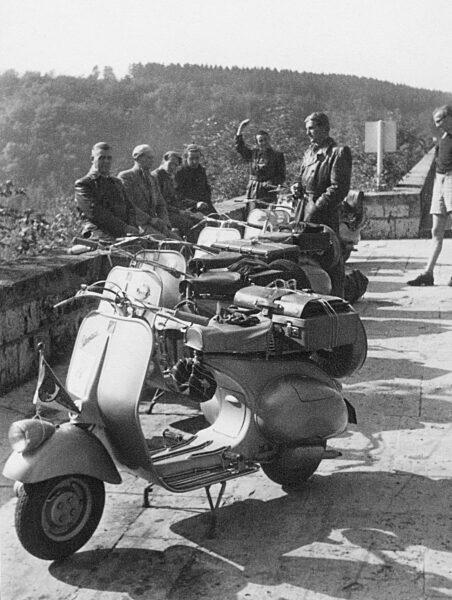 Vespas und Vespafahrer auf einer Aussichtsplattform