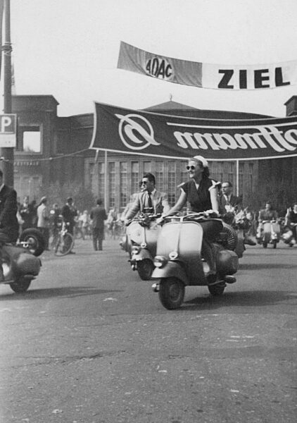 Frau auf Vespa in Düsseldorf, 1951