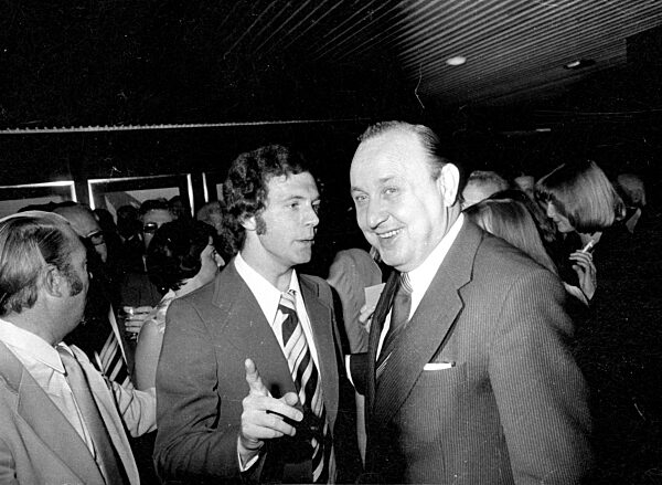Franz Beckenbauer und Hans-Dietrich Genscher bei der Feier zum WM Sieg in München, 1974