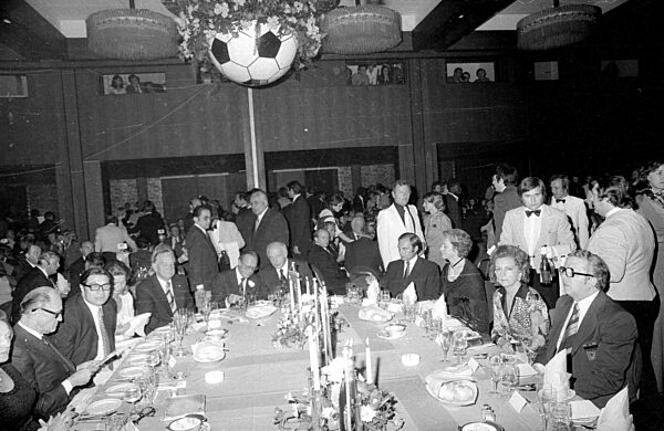 Goppel, zur Lippe-Biesterfeld, Scheel und Kronawitter bei der Feier zum WM Sieg in München, 1974