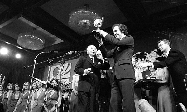 Walter Scheel und Franz Beckenbauer bei der Feier zum WM Sieg in München, 1974