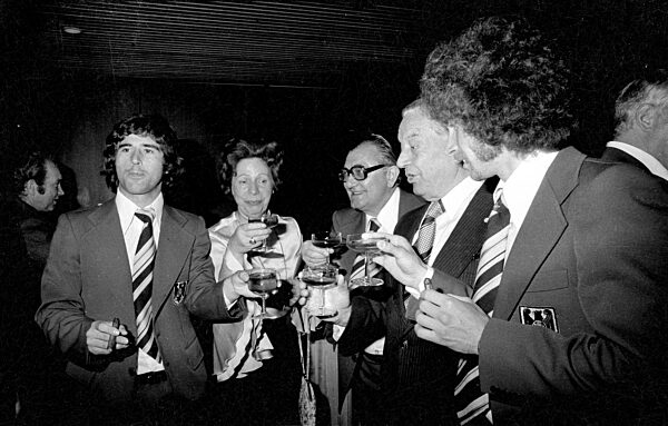 Gerd Müller, Alfons Goppel und Paul Breitner bei der Feier zum WM Sieg in München, 1974