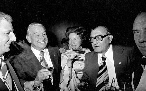 Jupp Derwall und Alfons Goppel bei der Feier zum WM Sieg in München, 1974