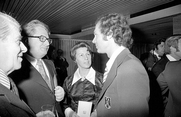 Hans-Jochen Vogel, Liselotte Vogel und Franz Beckenbauer bei der Feier zum WM Sieg in München, 1974
