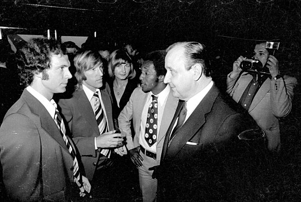 Franz Beckenbauer, Günter Netzer und Hans-Dietrich Genscher bei der Feier zum WM Sieg in München, 1974