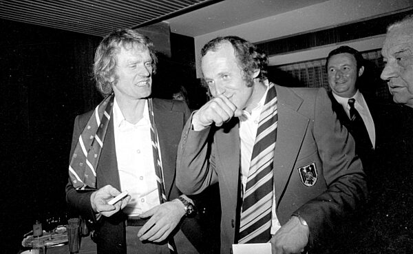 Sepp Maier und Eddy Treijtel bei der Feier zum WM Sieg in München, 1974