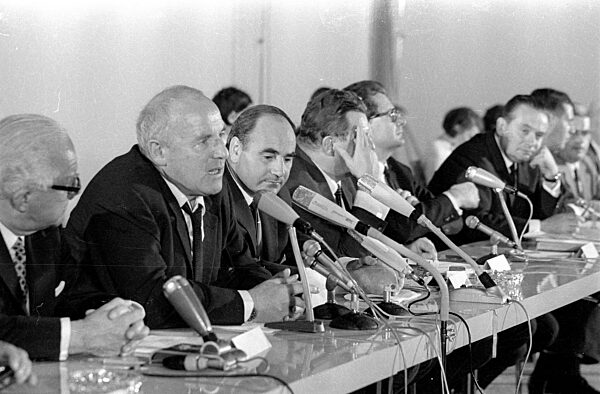 Jury-Sitzung zum Architektenwettbewerb für die Olympiabauten in München, 1967