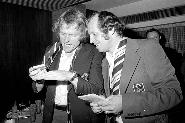 Sepp Maier und Eddy Treijtel bei der Feier zum WM Sieg in München, 1974