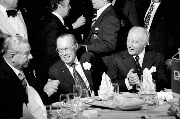 Alfons Goppel, Bernhard zur Lippe-Biestfeld und Walter Scheel bei der Feier zum WM Sieg in München, 1974