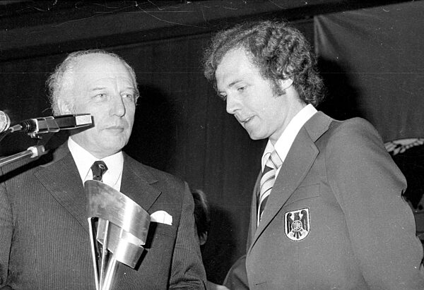 Walter Scheel und Franz Beckenbauer bei der Feier zum WM Sieg in München, 1974