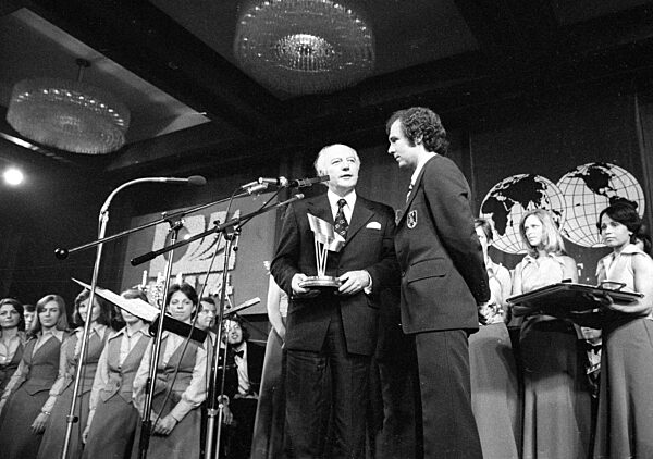 Walter Scheel und Franz Beckenbauer bei der Feier zum WM Sieg in München, 1974