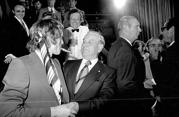 Sepp Maier und Alfons Goppel bei der Feier zum WM Sieg in München, 1974