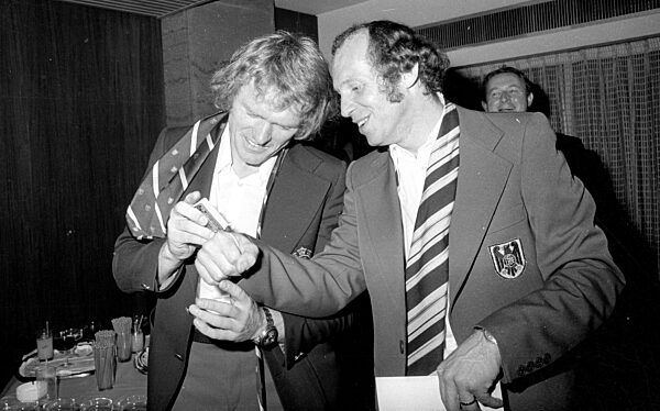 Sepp Maier und Eddy Treijtel bei der Feier zum WM Sieg in München, 1974