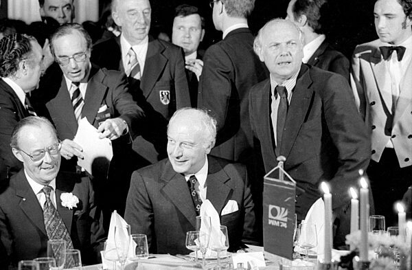 Bernhard zur Lippe-Biestfeld und Walter Scheel bei der Feier zum WM Sieg in München, 1974