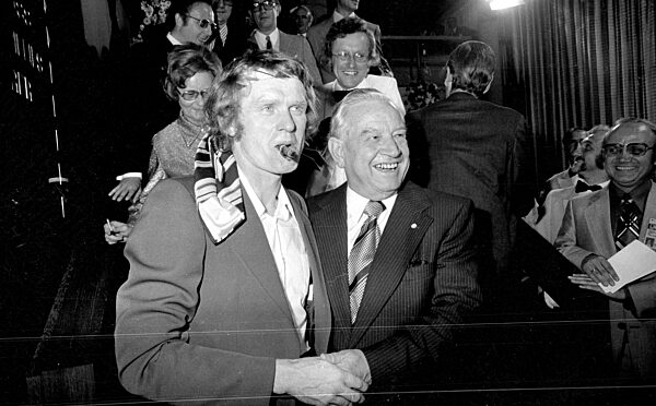 Sepp Maier und Alfons Goppel bei der Feier zum WM Sieg in München, 1974