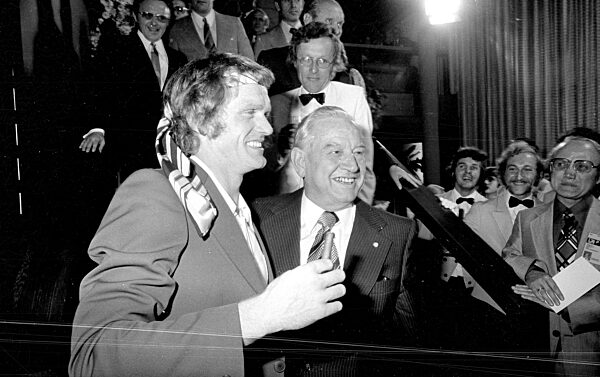 Sepp Maier und Alfons Goppel bei der Feier zum WM Sieg in München, 1974