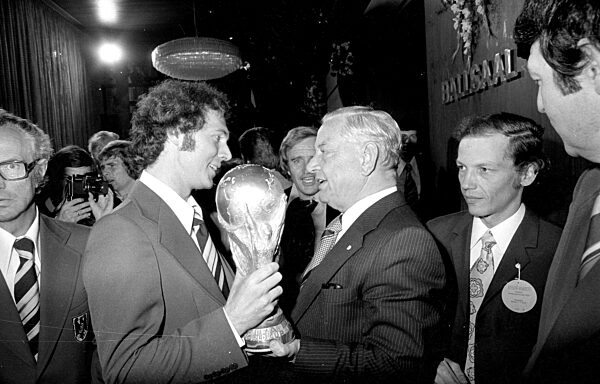 Franz Beckenbauer und Alfons Goppel bei der Feier zum WM Sieg in München, 1974