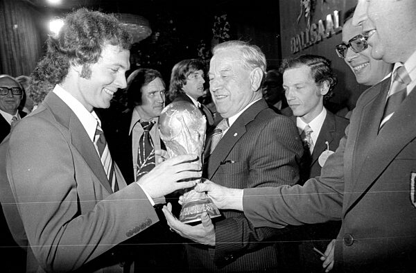 Franz Beckenbauer und Alfons Goppel bei der Feier zum WM Sieg in München, 1974
