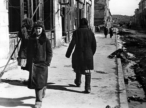 Civilians in Kharkov, 1943