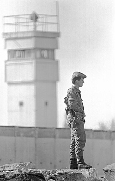DDR-Grenzsoldat bei Bauarbeiten an der Berliner Mauer