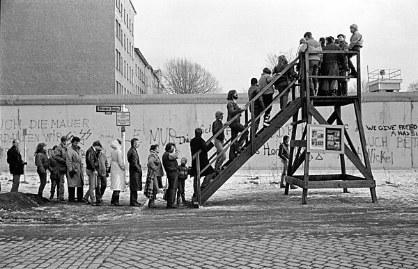 Aussichtsturm an der Berliner Mauer