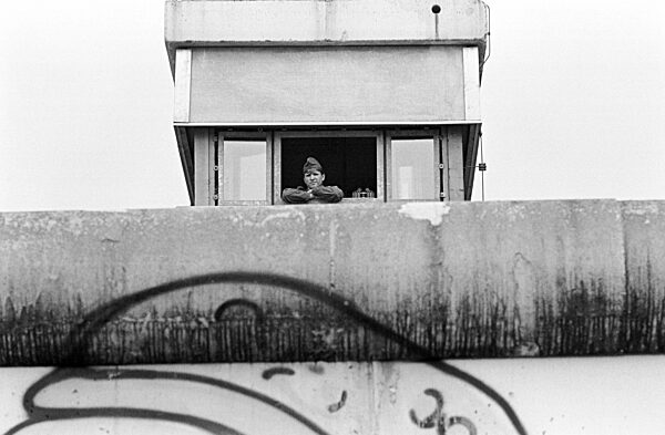 Wachturm an der Mauer in Berlin