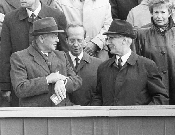 Michail Gorbatschow und Erich Honecker am 40. Jahrestag der DDR, 1989