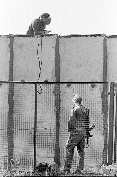 Grenzpioniere bei Arbeiten an der Mauer