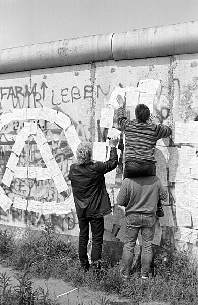Volkszählungsgegner bekleben die Berliner Mauer