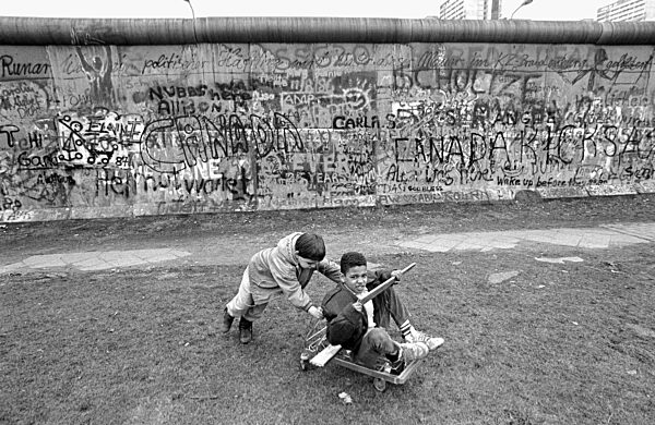 Kinder an der Berliner Mauer